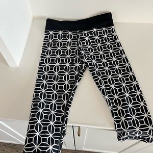 Trina Turk Recreation Geometric Black and White Yoga Leggings Sz Small Crop
